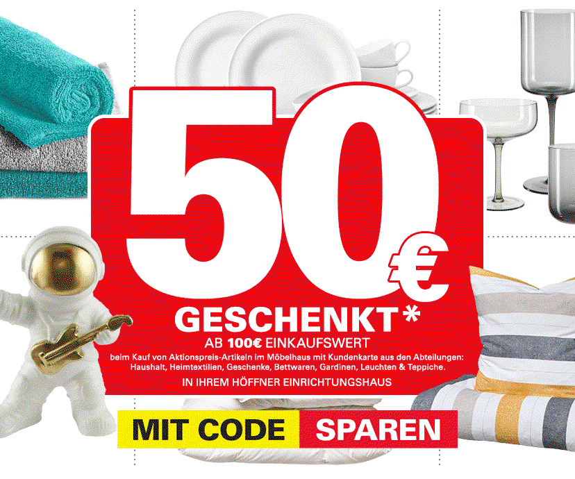 Header-Grafik mit einer großen weißen ‚50 €‘ auf rotem Grund und dem Text ‚GESCHENKT* AB 100€ EINKAUFSWERT‘. Um das Textfeld herum sind verschiedene Wohnaccessoires wie Handtücher, Geschirr, Gläser, Kissen und eine Astronauten-Figur mit goldener Gitarre arrangiert