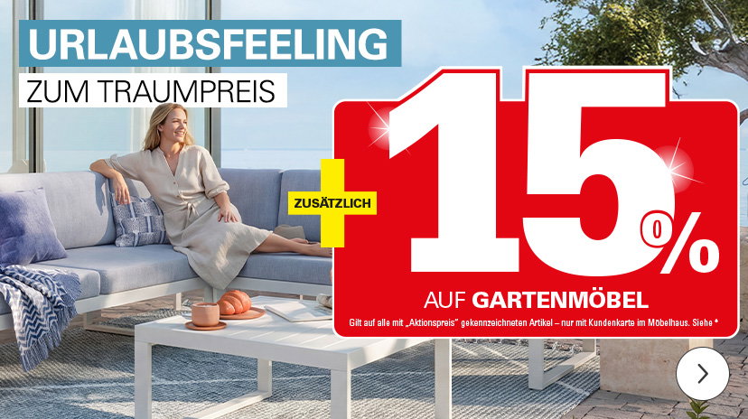 Werbebild für Gartenmöbel unter dem Titel ‚Natur pur zum besten Preis‘: Ein Paar sitzt auf einer Terrasse in einem Garten auf einer terrakottafarbenen Lounge-Gruppe, bestehend aus einem Sofa, zwei Sesseln und einem passenden Couchtisch mit Glasplatte.