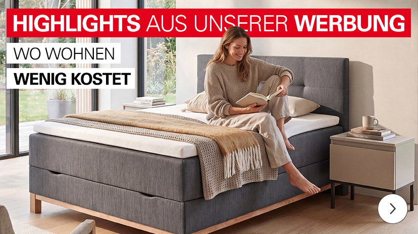 Eine Frau sitzt entspannt auf einem grauen Polsterbett mit Holzfüßen und liest in einem Buch. Im oberen Bereich befinden sich Textfelder mit den Aufschriften ‚HIGHLIGHTS AUS UNSERER BEILAGE‘ sowie ‚WO WOHNEN WENIG KOSTET‘.