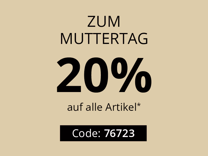 Ein Model trägt eine beige Longjacke aus Lederimitat und eine Ankle-Jeans in dark-blue. Im Hintergrund ist ein Hauseingang, der mit vielen Blumen geschmückt ist. Daneben folgender Text: Zum Muttertag 20% auf alle Artikel. Code: 76723