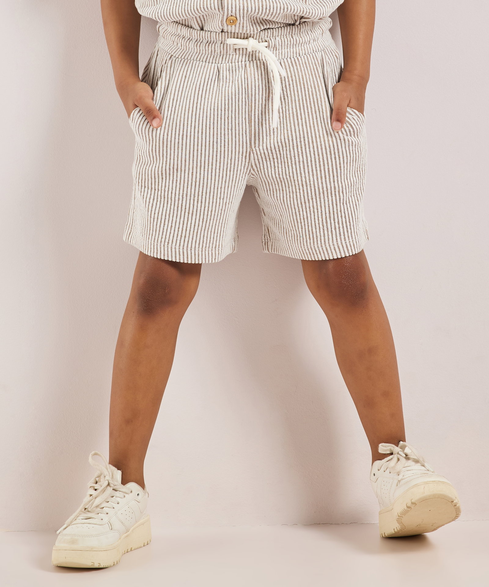 korte broek met elastische tailleboord