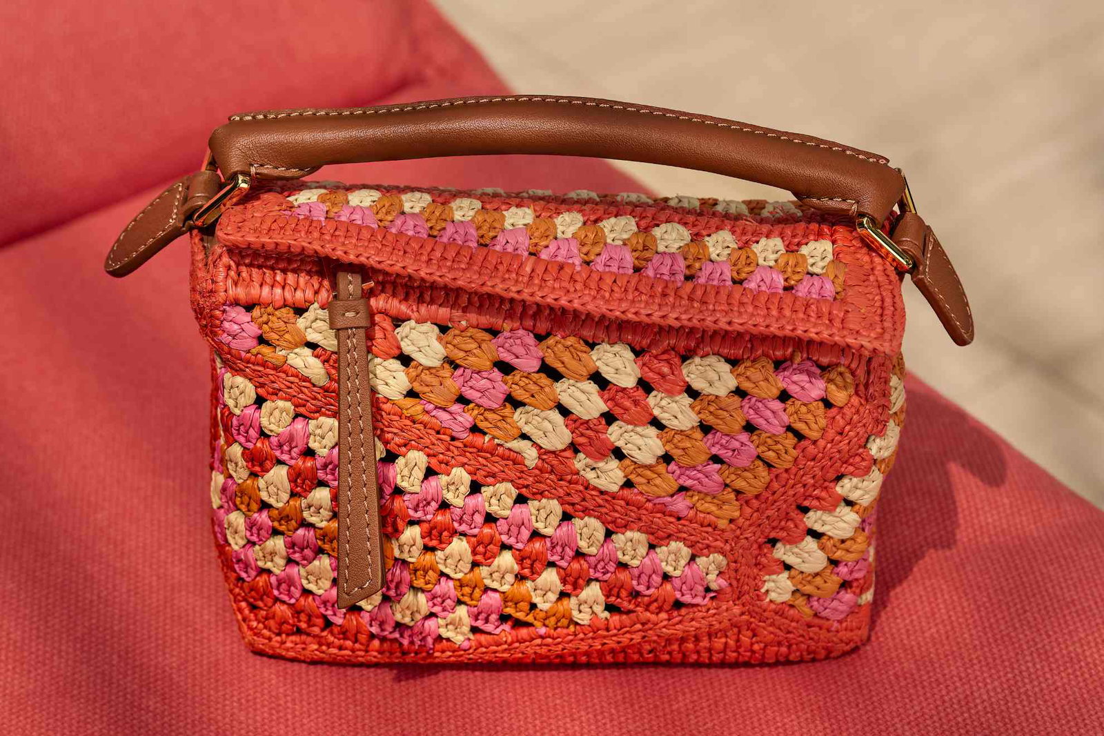 From structured silhouettes to soft forms, discover bags designed to move with you from day to night
