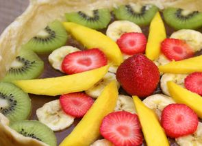 Tarta de chocolate negro y frutas
