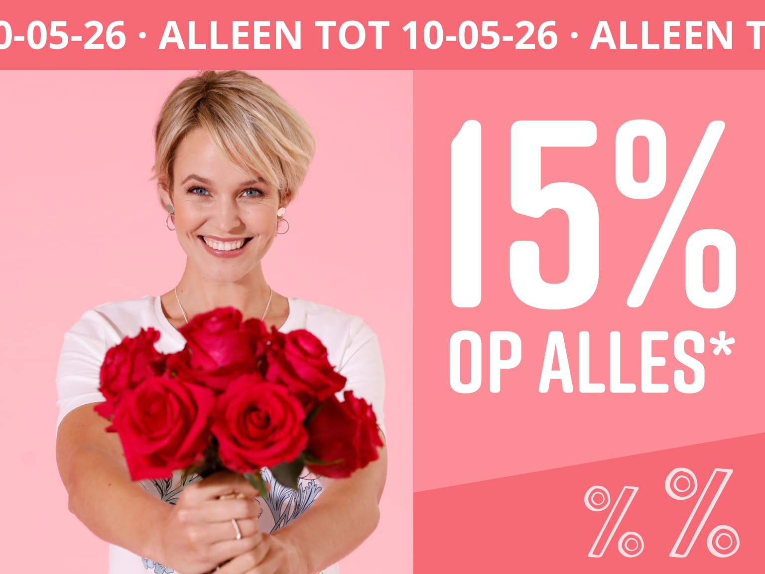 Een model houdt een bos rode rozen vast voor een roze achtergrond. Tekst in de afbeelding: Alleen tot 10-05-26 15% op alles*