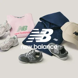 Sweat-shirt rose plié, sweat à capuche bleu marine, casquette beige, deux paires de baskets grises disposées sur fond clair.