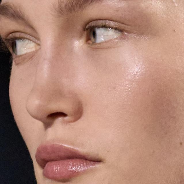 Lust auf Veränderung? Cherry Chocolate ist der schönste Haarfarbentrend im Sommer 2026