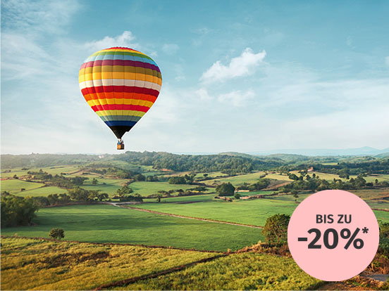 Ein bunter Heißluftballon schwebt durch die Luft.