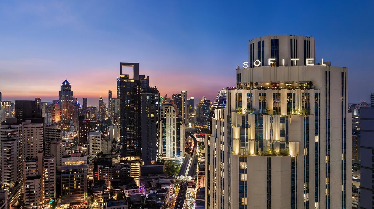 Sky-High Bangkok Sophistication with Daily Breakfast, Nightly Free-Flow Cocktails & Club Lounge Access