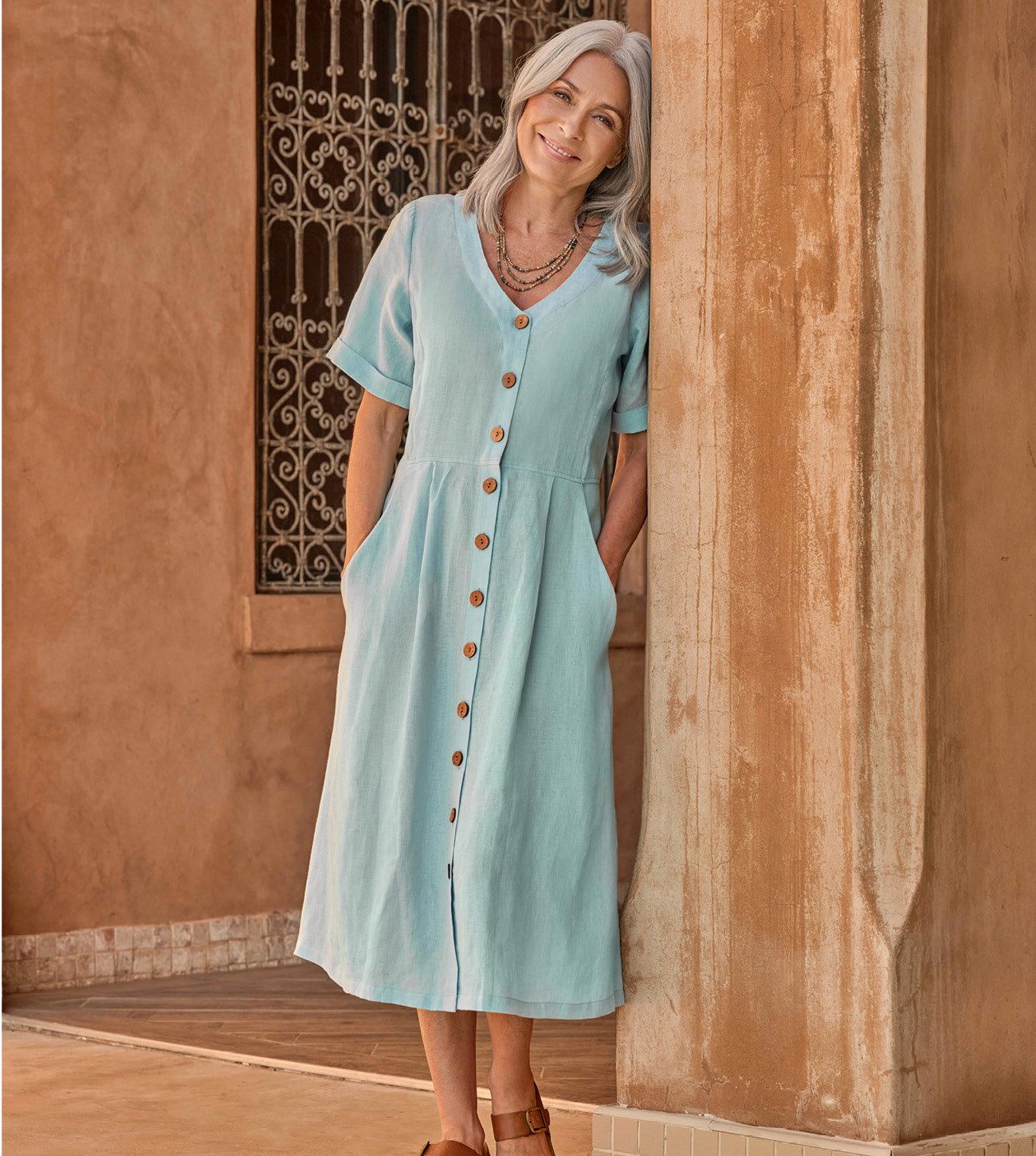 Robe boutonnée en lin à col en V - Femme
