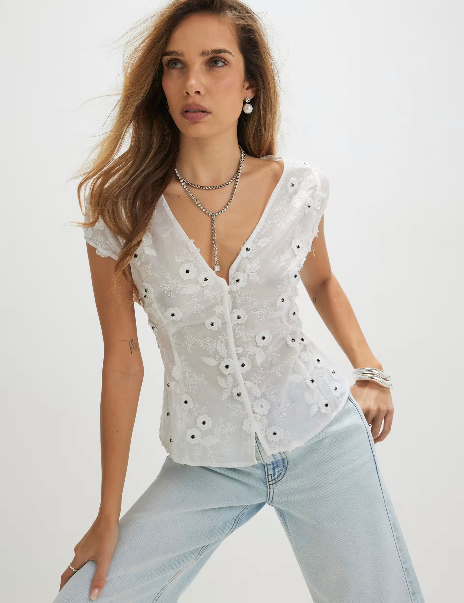 Floral Embroidered V-Neck Fitted Blouse