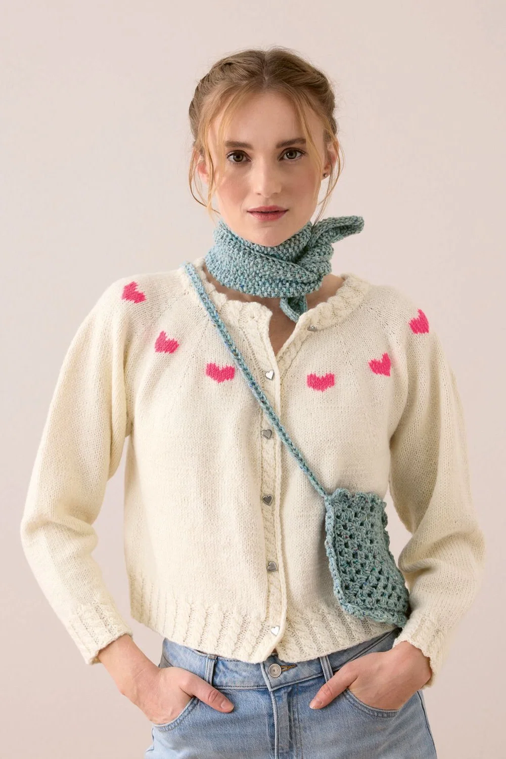 Strickset Cardigan weiß mit Herzen um den Kragen
