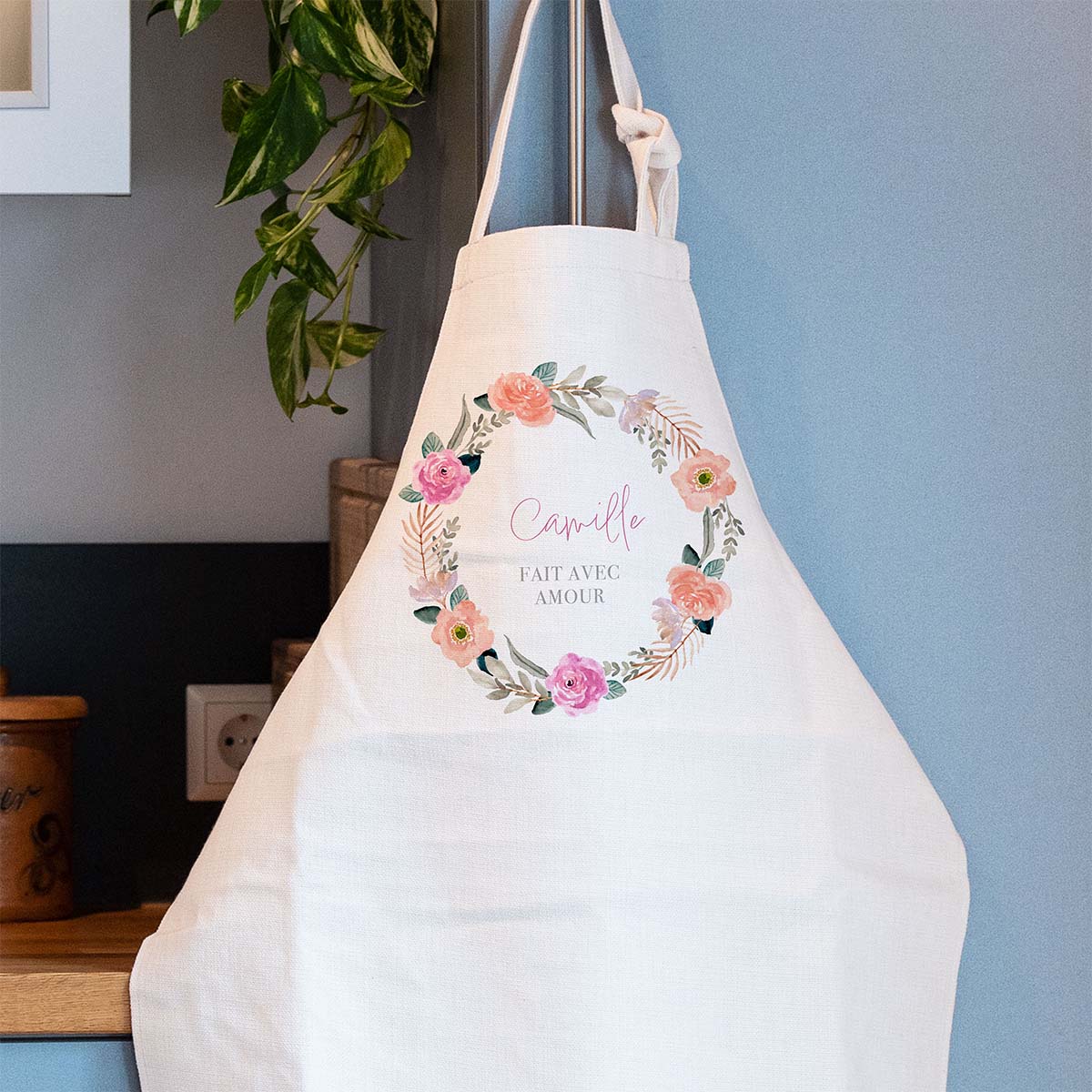 Image of Tablier de cuisine personnalisé avec couronne de fleurs et texte