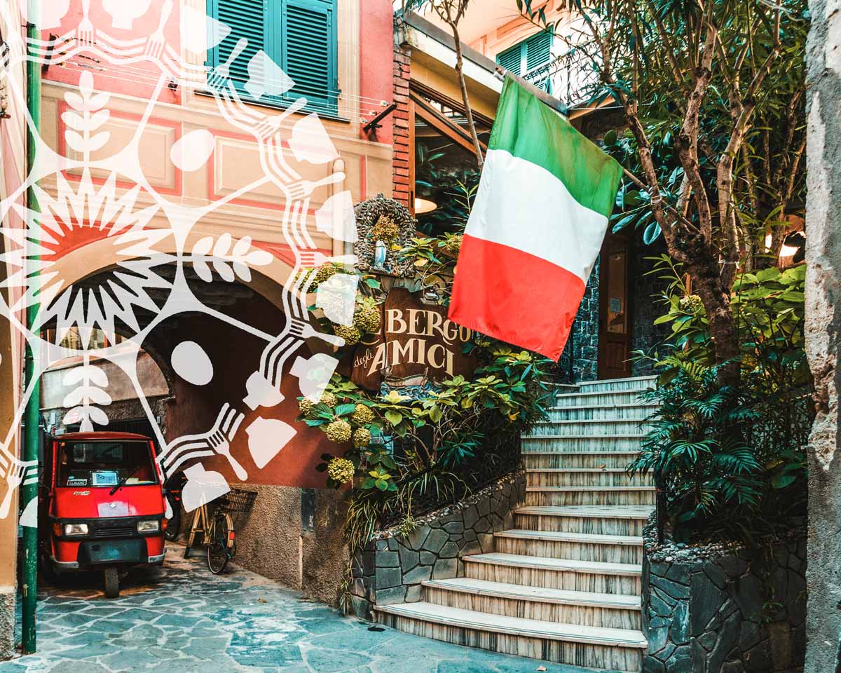 Atmosphärisches Straßenbild in Italien mit pastellfarbener Hausfassade, Treppe mit Pflanzen, italienischer Flagge und kleinem roten Fahrzeug vor einem Restaurant; dekoratives grafisches Overlay mit kulinarischen Motiven.