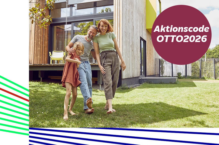 Fröhliche junge Familie steht barfuß auf dem Rasen vor dem eigenen Haus. Text im roten Störer lautet „Aktionscode OTTO2026“.