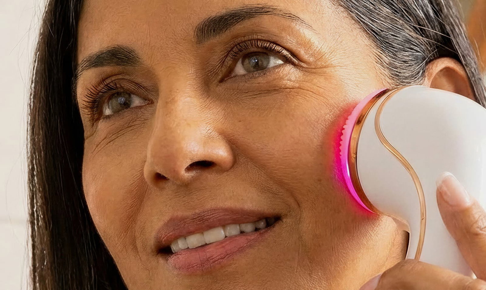 Woman using Lux Soniqué