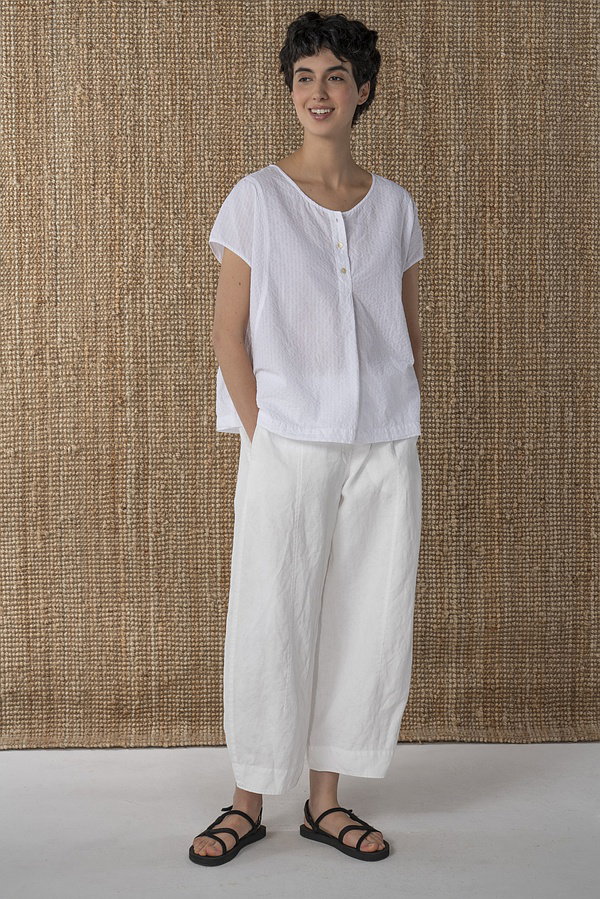 Einfach schön! Diese Hose im Culotte-Stil wurde aus geknitterter Baumwolle gefertigt. Sie ist knöchellang, hat ein gerades, weites Bein und Taschen in den schräg verlaufenden Seitennähten. Durch die industrielle Waschung ergeben sich schöne Kräuseleffekte auf den gesteppten Nähten. Aufgesetzte Taschen am Rückteil unterstreichen den sportlichen Stil. Das Modell verfügt über einen Reißverschluss vorne und einen elastischen Bund hinten für extra Komfort.