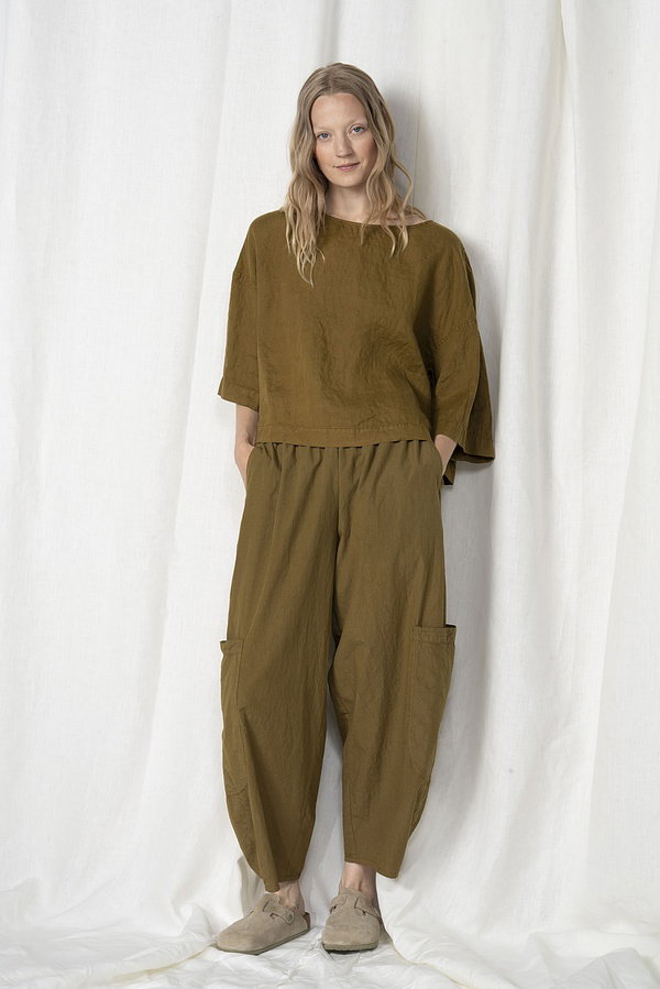 Die Streifenhose ist aus reinem, atmungsaktivem Leinen im Culotte-Stil gefertigt. Sie ist etwa knöchellang und hat ein weites, gerades Bein mit Teilungsnähten und eingearbeiteten Nahttaschen. Der lockere Schnitt und der Gummizug hinten sorgen für maximalen Tragekomfort. Diese Hose ist der ideale Partner für einen lässigen Sommerlook.