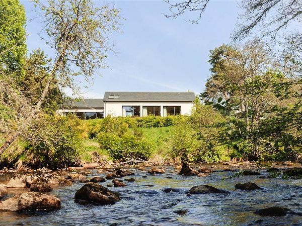 Riverside lodge - Highland waterfront hideaway