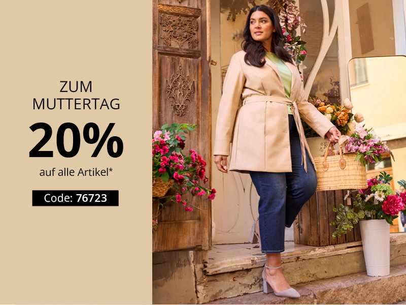 Ein Model trägt eine beige Longjacke aus Lederimitat und eine Ankle-Jeans in dark-blue. Im Hintergrund ist ein Hauseingang, der mit vielen Blumen geschmückt ist. Daneben folgender Text: Zum Muttertag 20% auf alle Artikel. Code: 76723