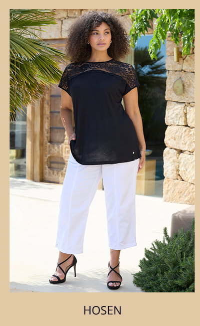Ein Model trägt eine weiße 7/8-Hose in weiter Form und ein schwarzes Shirt. Darunter der Text: Hosen