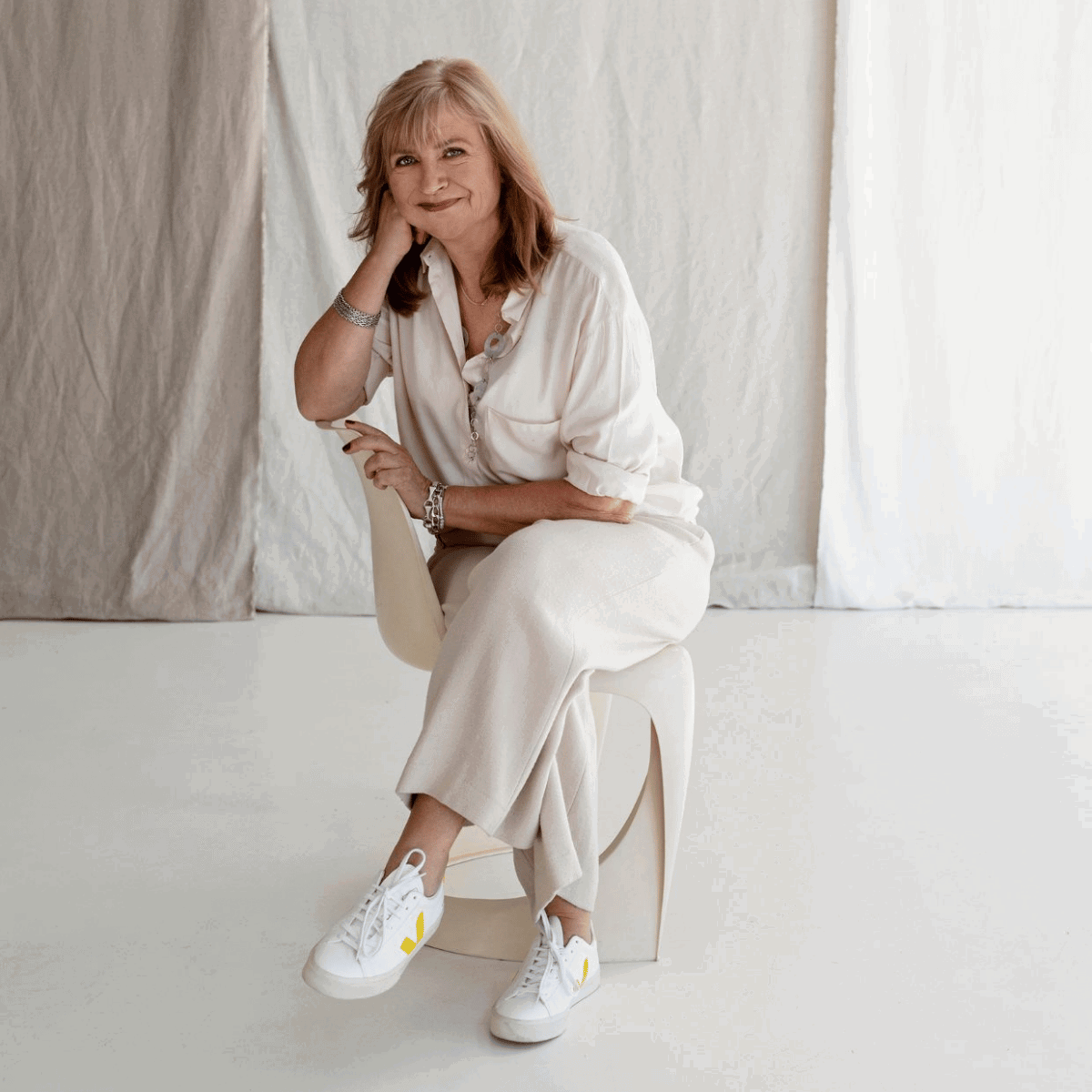 Peter en Judith wonen met hun drie zoons in het ouderlijk huis van Peter, maar het is nog niet gelukt er een eigen plek van te maken. Stylist Fietje weet hier wel raad mee, bekijk alvast een sneak peek van de make-over.