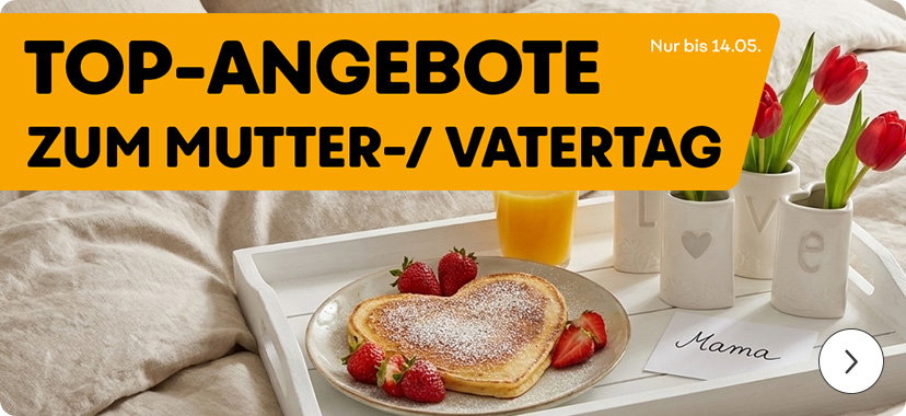 Ein weißes Tablett steht auf einem Bett mit beiger Bettwäsche. Auf dem Tablett liegen ein herzförmiger Pfannkuchen mit Erdbeeren, ein Glas Orangensaft, vier kleine Vasen mit roten Tulpen und ein Umschlag mit der Aufschrift 'Mama'. Im linken Bildbereich befindet sich ein gelbes Banner mit schwarzer Schrift: 'TOP-ANGEBOTE ZUM MUTTER-/ VATERTAG'. In der rechten oberen Ecke steht in kleiner weißer Schrift: 'Nur bis 14.05.'.