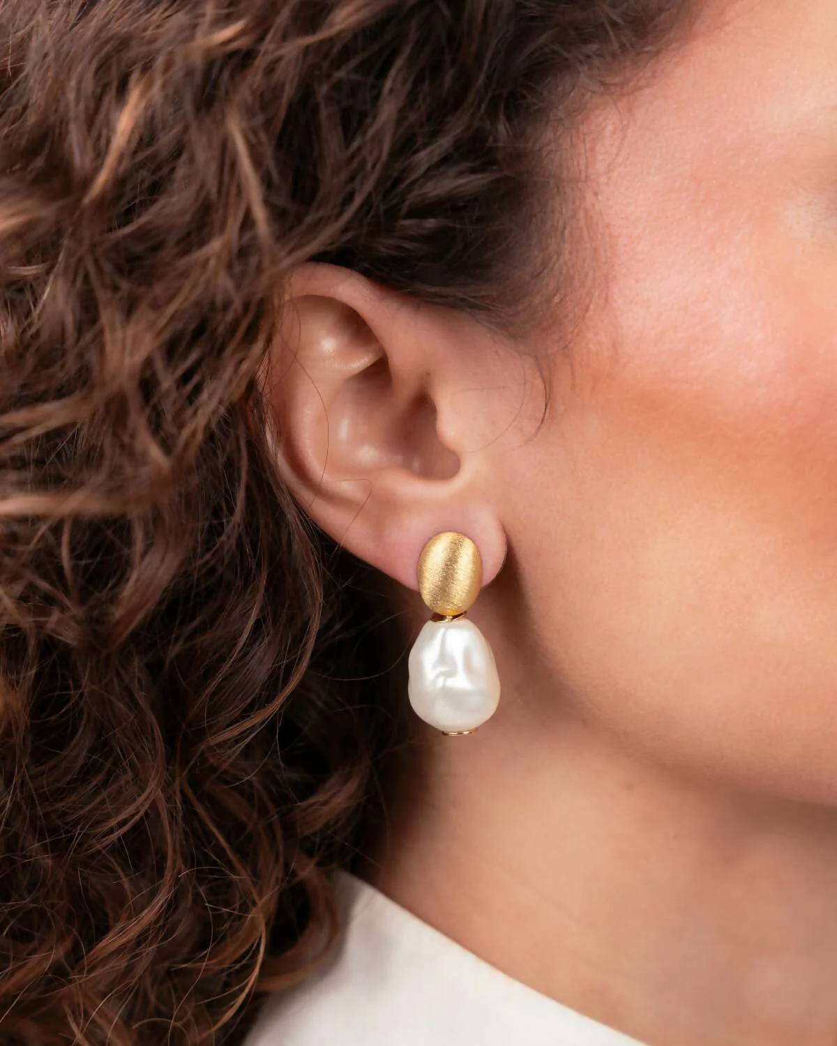 products/perle-ohrringe-irregular-stone-s-bailey-ohrhanger-18kt-vergolde