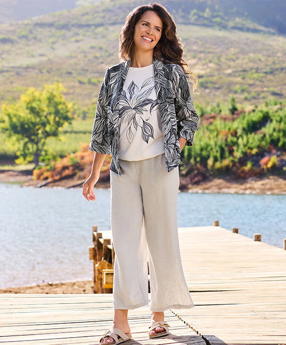 Dame in Hose und Blazer