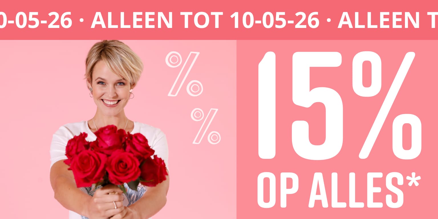 Een model houdt een bos rode rozen vast voor een roze achtergrond. Tekst in de afbeelding: Alleen tot 10-05-26 15% op alles*