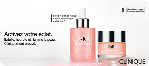Bannière claire avec deux produits « Clinique Moisture Surge » au centre : un flacon avec pipette et un pot rose. Le texte indique « Activez votre éclat. » puis « Exfolie, hydrate et illumine la peau. Cliniquement prouvé. ». En haut, « Avec 5% d’acide lactique + acide hyaluronique + vitamine C » et un pictogramme « Sans danger pour les peaux sensibles ». Logo Clinique en bas à droite