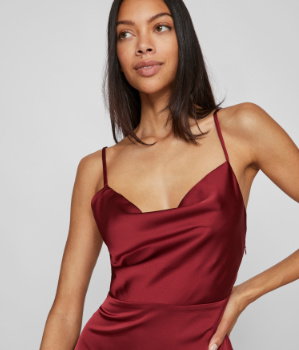 Frau trägt elegantes Vila Trägerkleid mit modischem V-Ausschnitt in cabernet 
