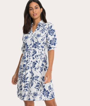 Frau trägt bonprix Blusenkleid aus Viskose, mit Knopfleiste, ausgestellte Passform, mit 3/4-Ärmeln in wollweiß/mitternachtsblau geblümt 