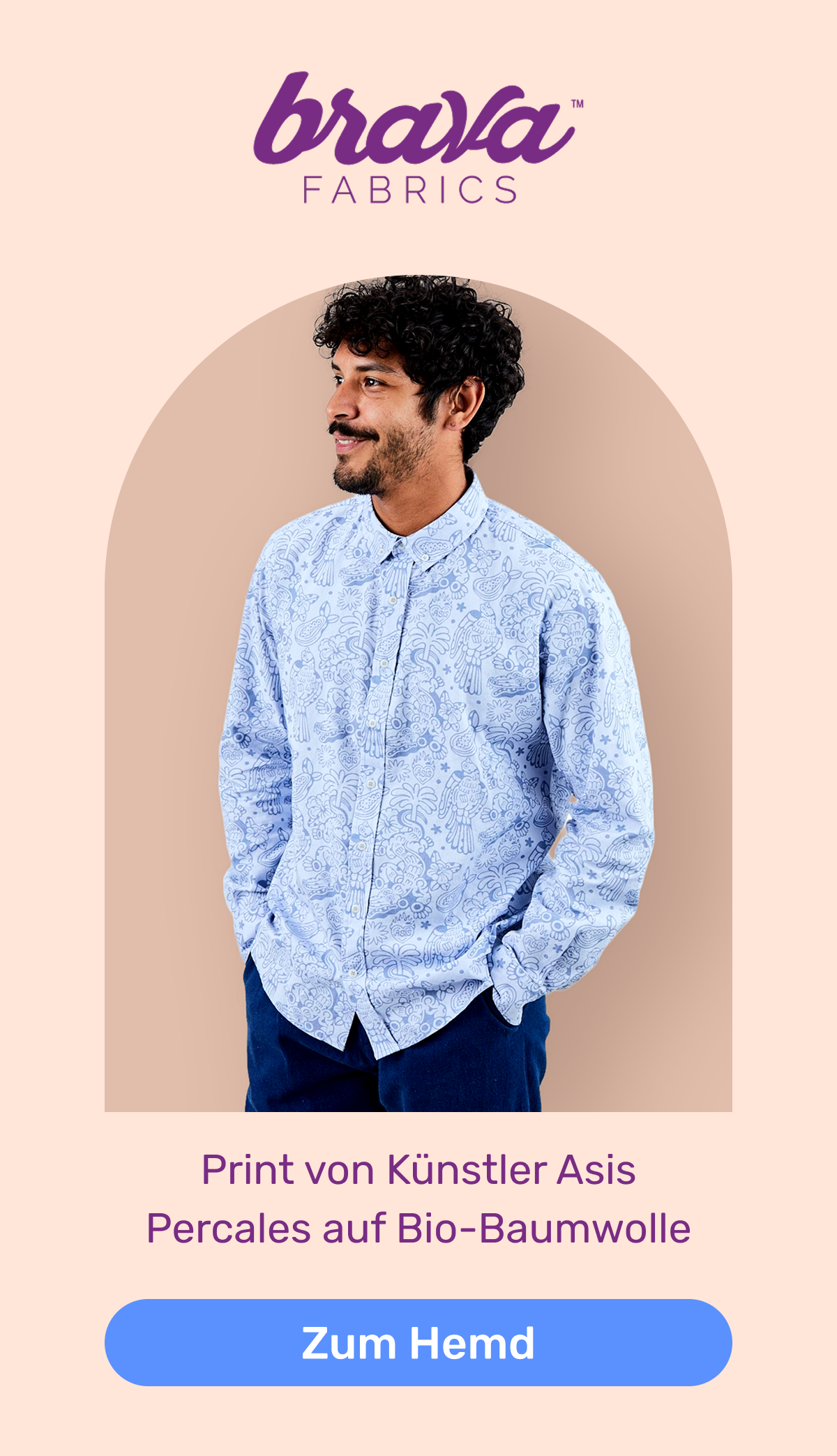 Marke Brava Fabrics: Ein Mann trägt ein blaues Hemd mit Print von Künstler Asis Percales aus Bio-Baumwolle. Button: Zum Hemd im Onlineshop.