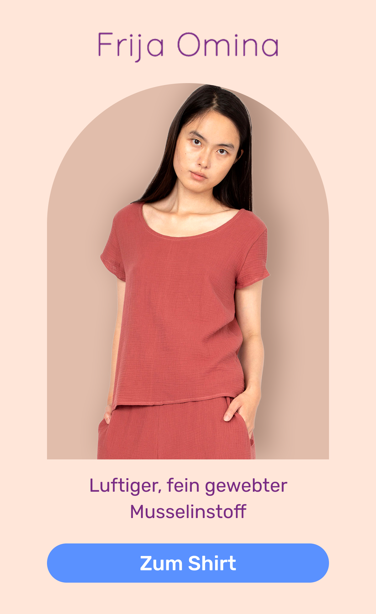 Marke Frija Omina: Eine Frau trägt ein rotes, luftiges, fein gewebtes Shirt aus Musselinstoff. Button: Zum Shirt im Onlineshop.