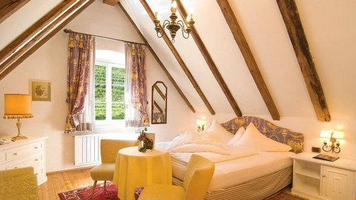 Doppelzimmer mit Doppelbett und Sitzgelegenheit