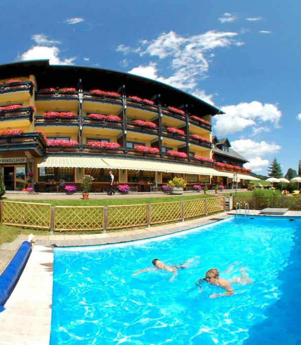 Hotel Außenansicht mit Pool