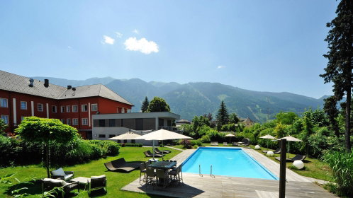 Hotel Außenansicht mit Pool