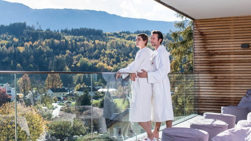 Hotel terrasse mit Pärchen im Bademantel