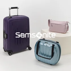 Drie stukken bagage: een paarse koffer met wielen, een blauwe handbagage en een roze cosmetica-etui, tentoongesteld op een witte ondergrond.