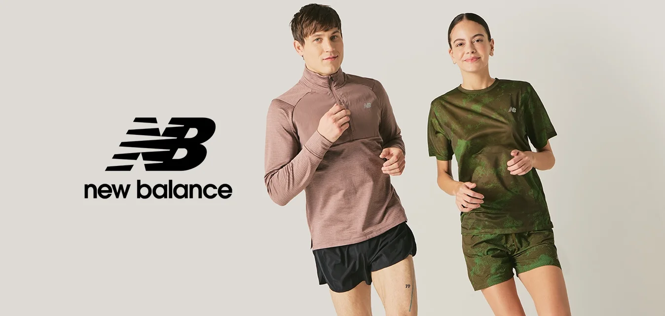 Een man en een vrouw joggen naast elkaar in sportkleding tegen een neutrale achtergrond.