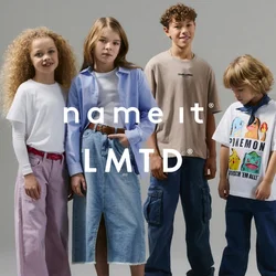 Groep van zes kinderen in casual kleding: T-shirts, denim en lichte stoffen. Opvallende kleuren zijn lichtblauw, wit en roze met verschillende texturen.