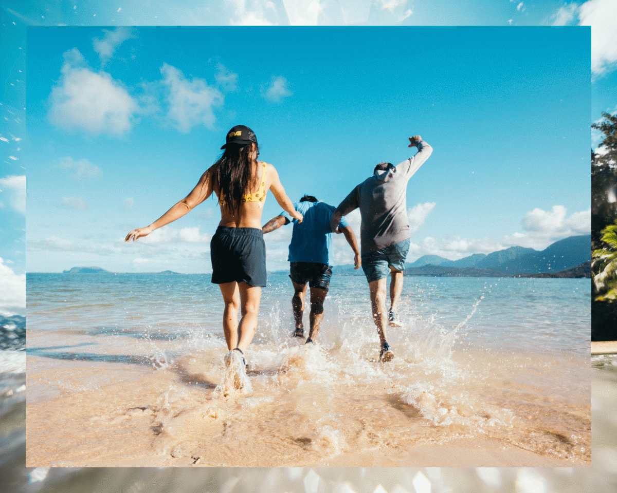GIF: People entering the sea, close-up of people on the beach wearing the Hydratrek family.