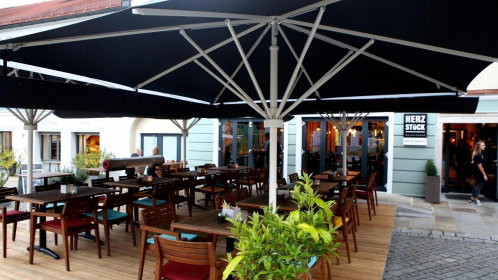 Hotel Terrasse mit Stühlen und Tischen