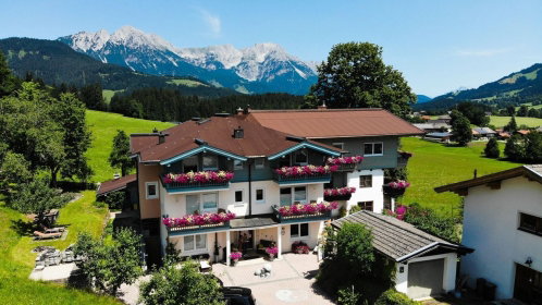 Hotel Außenansicht im Grünen
