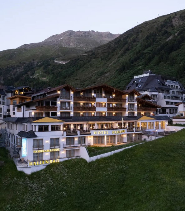 Hotel außenansicht mitten im grünen