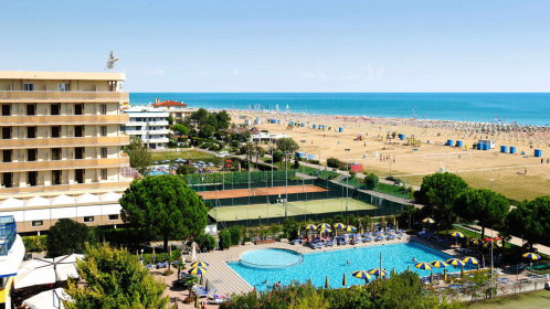Hotel Außenansicht mit Pool, Strand und Meer