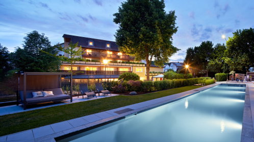 Hotel Außenansicht mit Pool abends