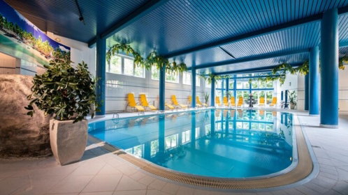 Hotel Hallenbad mit Liegen