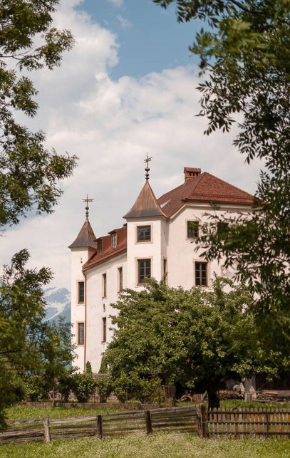 Hotel Außenansicht im Sommer