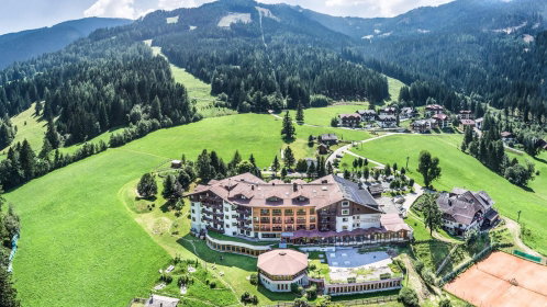 Hotel mitten im grünen mit Bergen